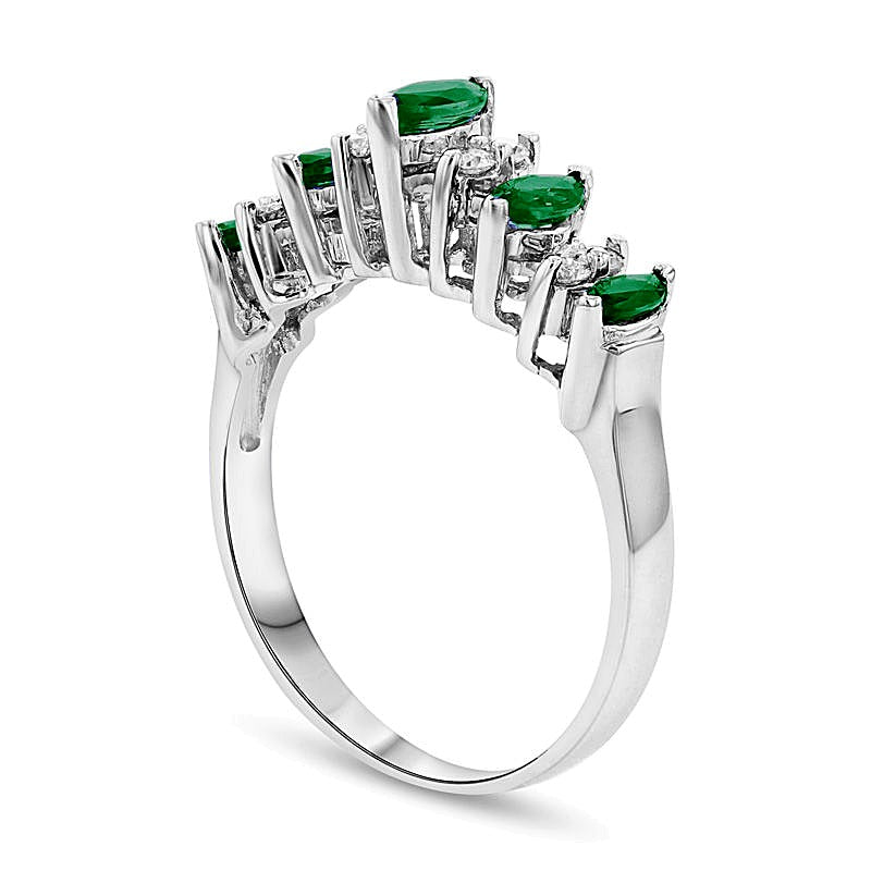 Fashion-Ring mit Marquise-Smaragd und 0,13 ct. Gesamtgewicht Diamanten, neun Steine, in 14K Weißgold