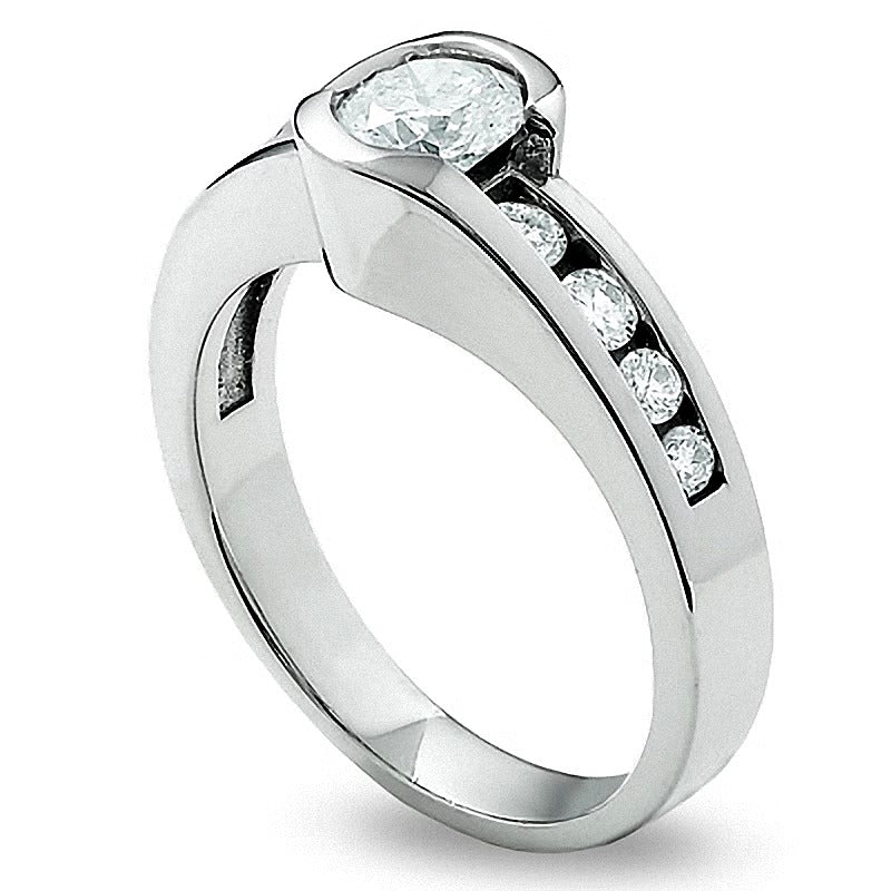 Verlobungsring Solitär mit seitlichem Besatz mit weißen Diamanten im Rundschliff in 14K Weißgold