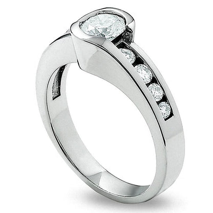 Verlobungsring Solitär mit seitlichem Besatz mit weißen Diamanten im Rundschliff in 14K Weißgold