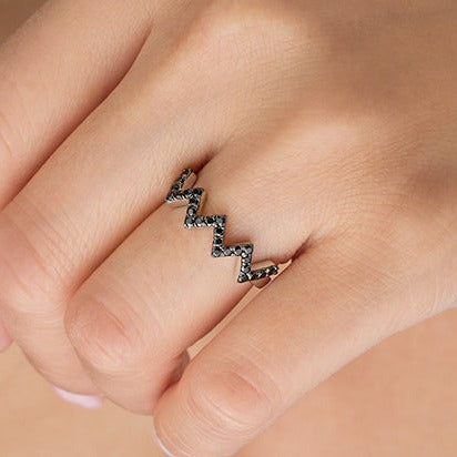 0.33 ct. Gesamtgewicht schwarzer Diamant Zickzack-Ehering in 10K Weißgold