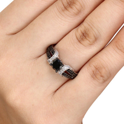 Solitär mit seitlichem Besatz 1.0 ct. Gesamtgewicht mit schwarzem und weißem Diamant in 10K Weißgold