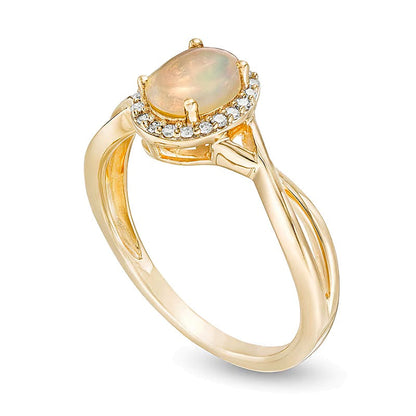 Fashion-Ring mit ovalem Opal und Diamanten 0,07 ct. Gesamtgewicht in 10K Gelbgold