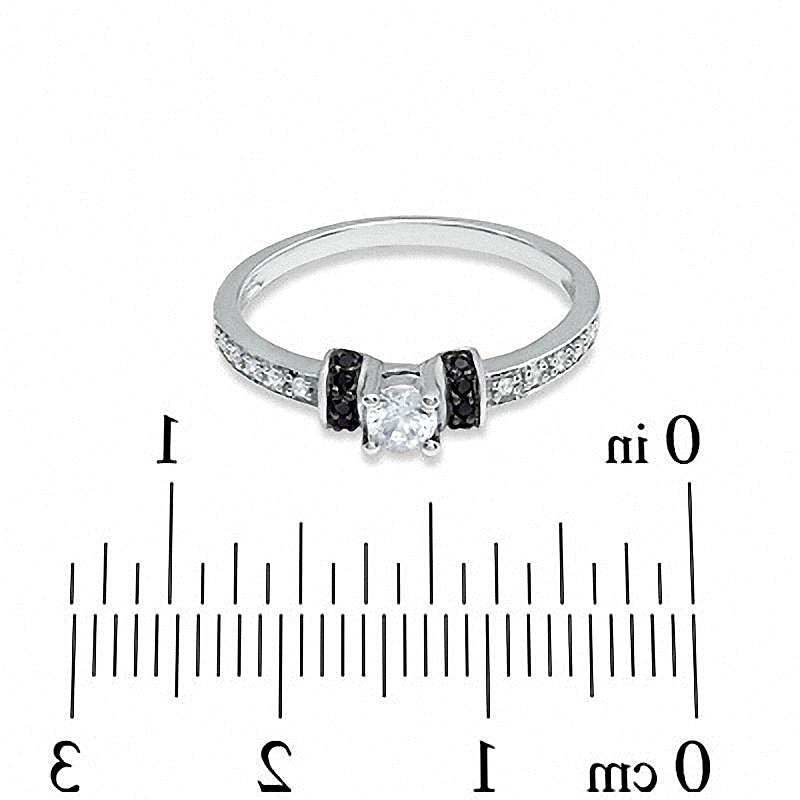 0,25 ct. Gesamtgewicht behandelter schwarzer und weißer Diamant Solitär mit seitlichem Besatz Verlobungsring in 10K Weißgold