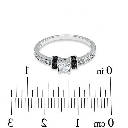 0,25 ct. Gesamtgewicht behandelter schwarzer und weißer Diamant Solitär mit seitlichem Besatz Verlobungsring in 10K Weißgold