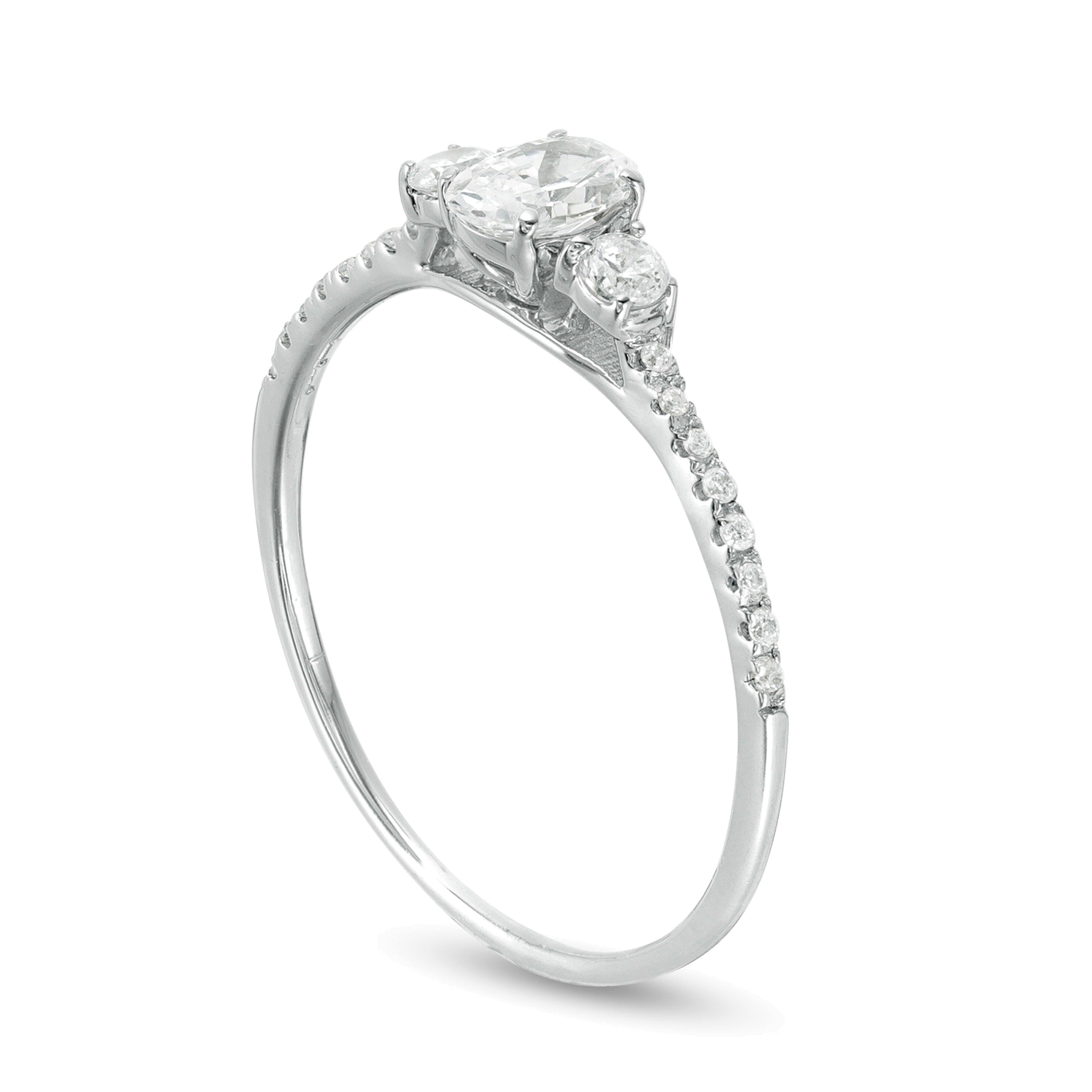 Dreistein-Verlobungsring 0,63 ct. Gesamtgewicht mit Diamanten im Oval- und Rundschliff in 14K Weißgold