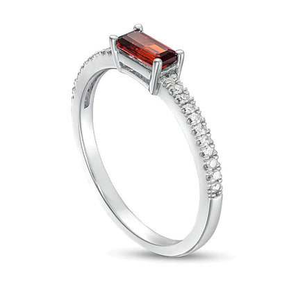 Fashion-Ring mit liegendem Granat im Baguette-Schliff und 0.1 ct. Gesamtgewicht Diamanten im Pavé in 10K Weißgold