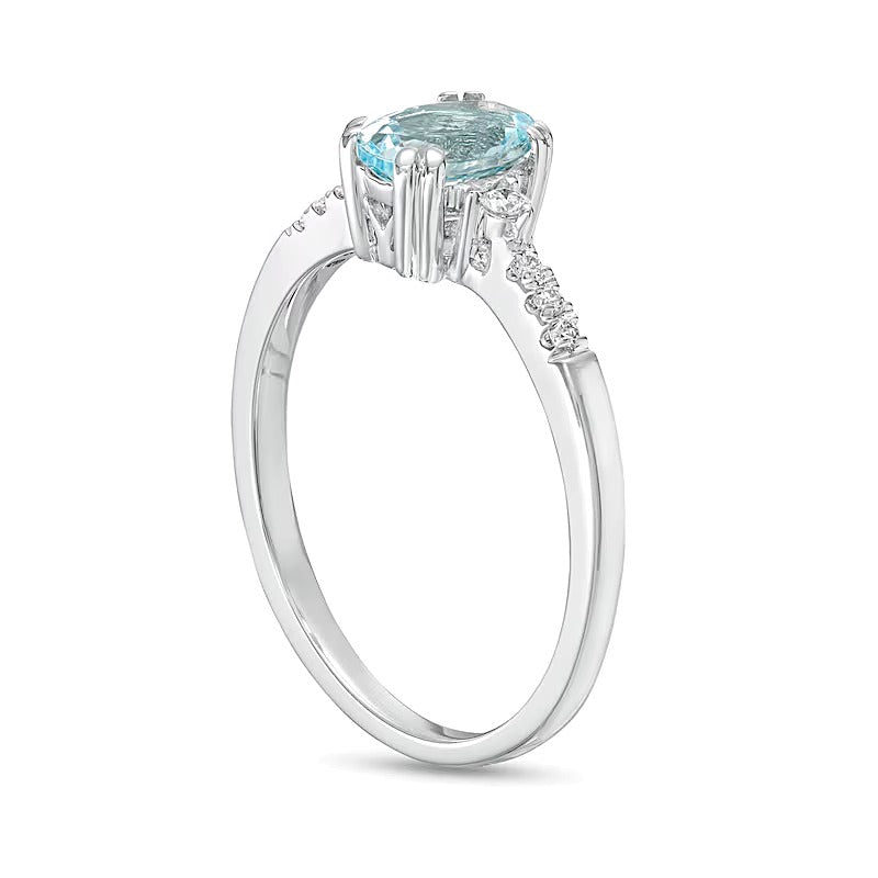 Ring mit ovalem Aquamarin und 0,1 ct. Gesamtgewicht Diamanten in 10K Weißgold