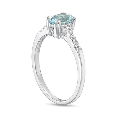 Ring mit ovalem Aquamarin und 0,1 ct. Gesamtgewicht Diamanten in 10K Weißgold