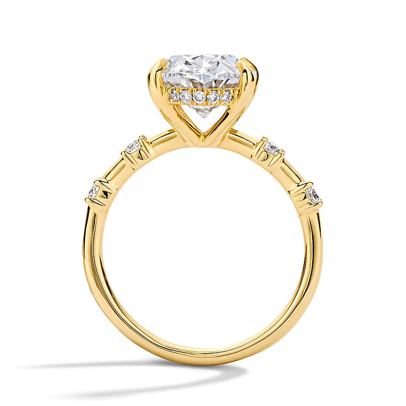 4.25 CT. Gesamtgewicht Solitär mit seitlichem Besatz Verlobungsring mit ovalem Labordiamant in 14K Gelbgold (F/VS2)