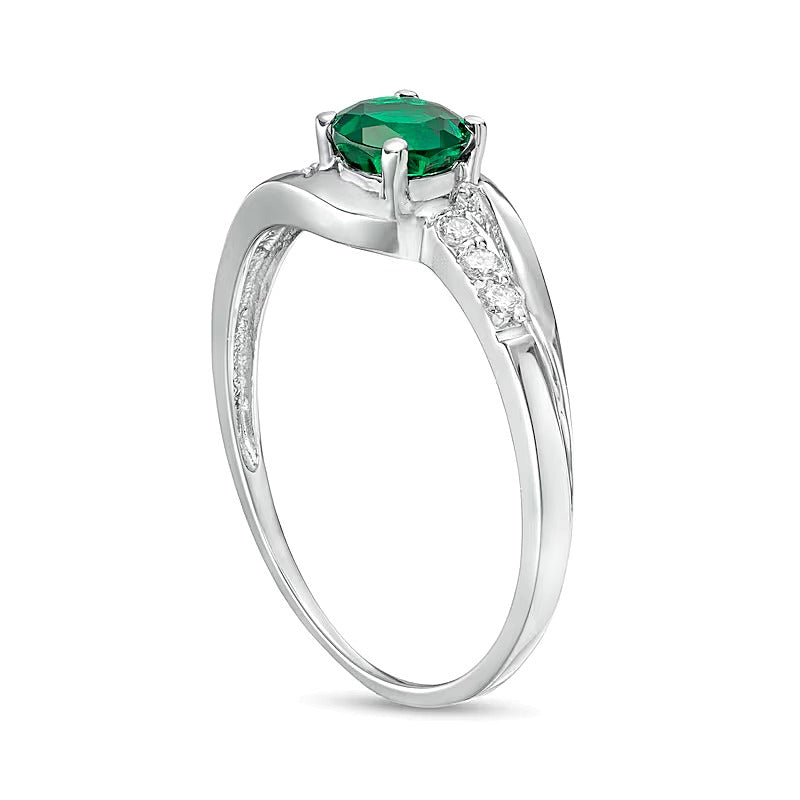 5.0mm Labor-Smaragd und 0.07 ct. Gesamtgewicht Diamant Bypass-Ring mit Split-Shank in 10K Weißgold