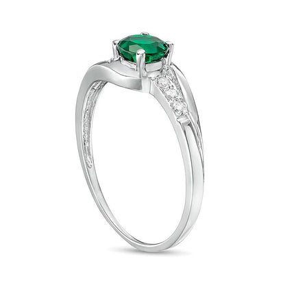 5.0mm Labor-Smaragd und 0.07 ct. Gesamtgewicht Diamant Bypass-Ring mit Split-Shank in 10K Weißgold