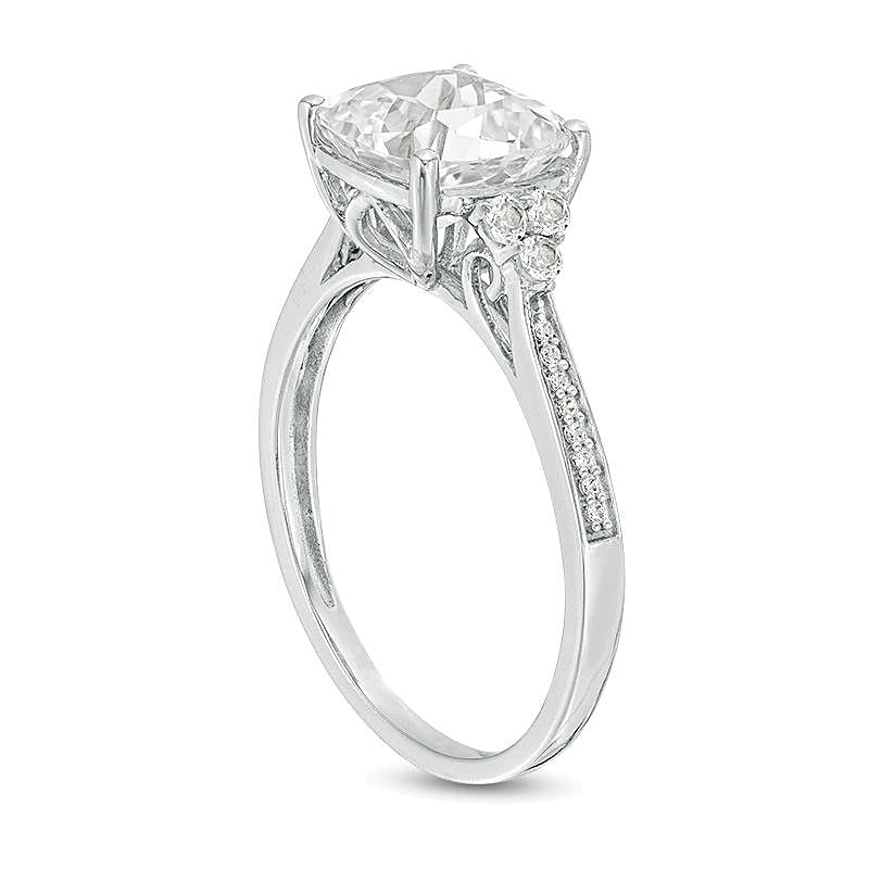 8,0mm Verlobungsring mit weißem Labor-Saphir im Kissenschliff und 0,05 ct. Gesamtgewicht Diamanten in 10K Weißgold