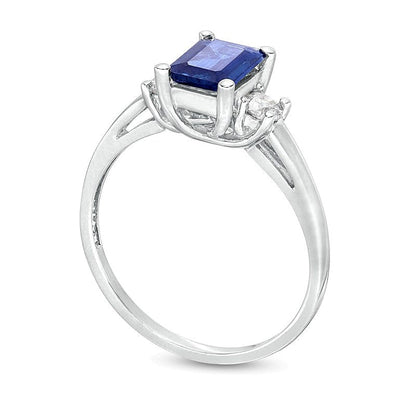 Dreistein-Ring mit blauem Saphir im Smaragdschliff und Diamanten 0,2 ct. Gesamtgewicht in 14K Weißgold