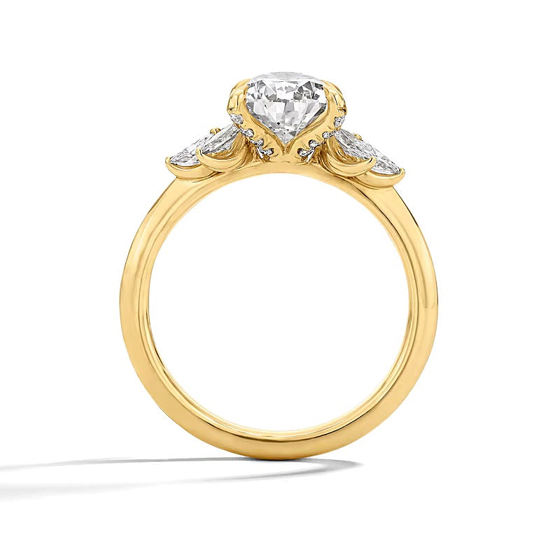 2.5 CT. Gesamtgewicht Solitär-Ring mit seitlichem Besatz mit tropfenförmigem Labordiamant in 14K Gelbgold (F/VS2)
