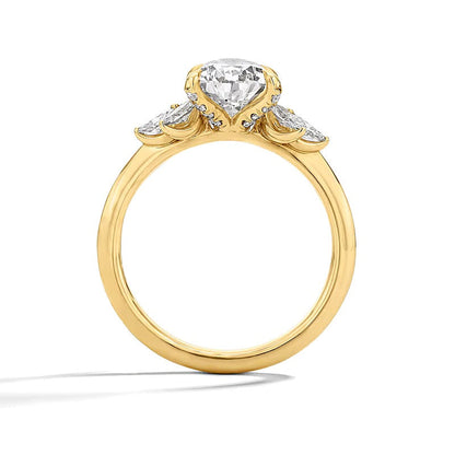 2.5 CT. Gesamtgewicht Solitär-Ring mit seitlichem Besatz mit tropfenförmigem Labordiamant in 14K Gelbgold (F/VS2)