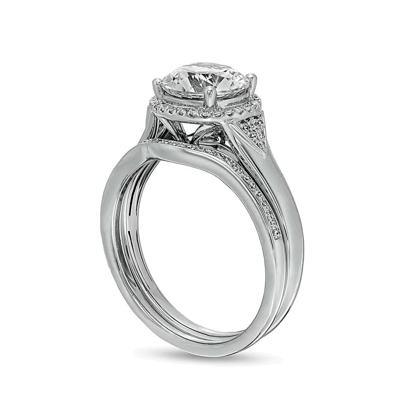 8,0mm weißer Labor-Saphir und 0,2 ct. Gesamtgewicht Diamant Braut-Set mit Halo und Chevron-Besatz aus rhodiniertem Sterlingsilber