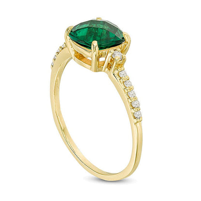 7,0 mm Solitär mit seitlichem Besatz mit Labor-Smaragd im Kissenschliff und 0,13 ct. Gesamtgewicht Diamanten in 10K Gelbgold
