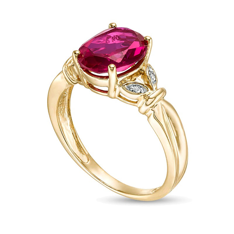 Fashion Ring mit ovalem Labor-Rubin und Diamant-Besatz in Blattoptik und geteilter Schiene in 10K Gelbgold