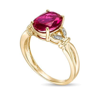 Fashion Ring mit ovalem Labor-Rubin und Diamant-Besatz in Blattoptik und geteilter Schiene in 10K Gelbgold