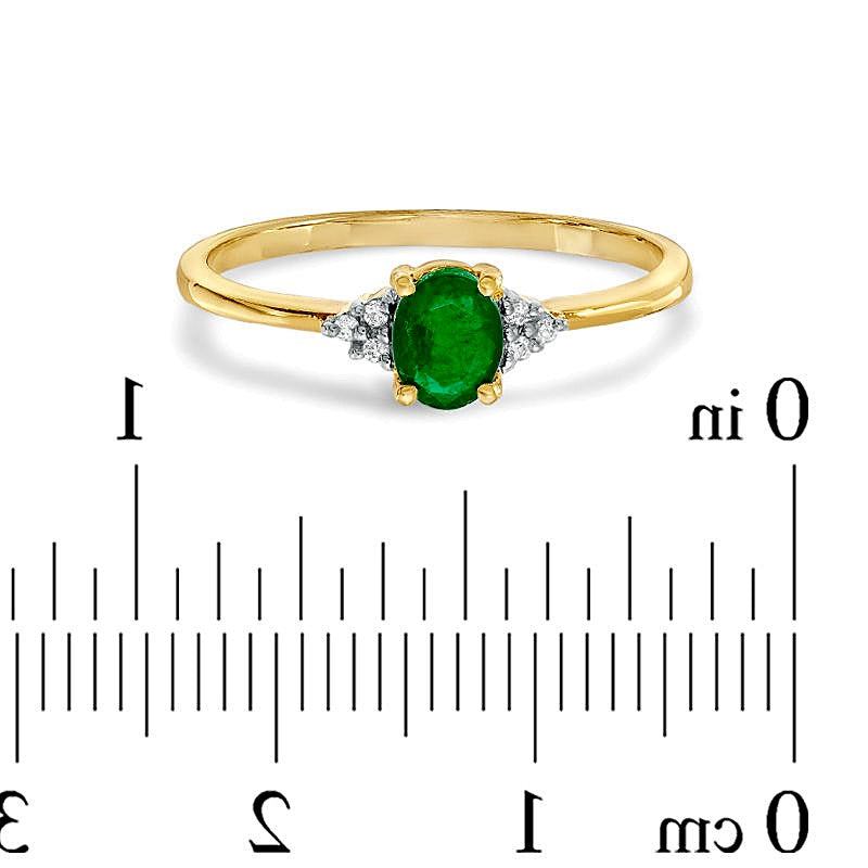 Ring mit ovalem Smaragd und Diamant-Besatz in 10K Gold