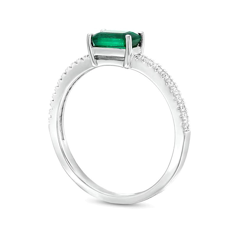 Ring mit Smaragd und 0,1 ct. Gesamtgewicht Diamanten in 14K Weißgold