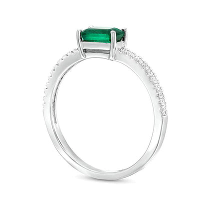 Ring mit Smaragd und 0,1 ct. Gesamtgewicht Diamanten in 14K Weißgold