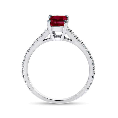 Ring mit Rubin im Smaragdschliff und 0,33 ct. Gesamtgewicht Diamanten in 14K Weißgold