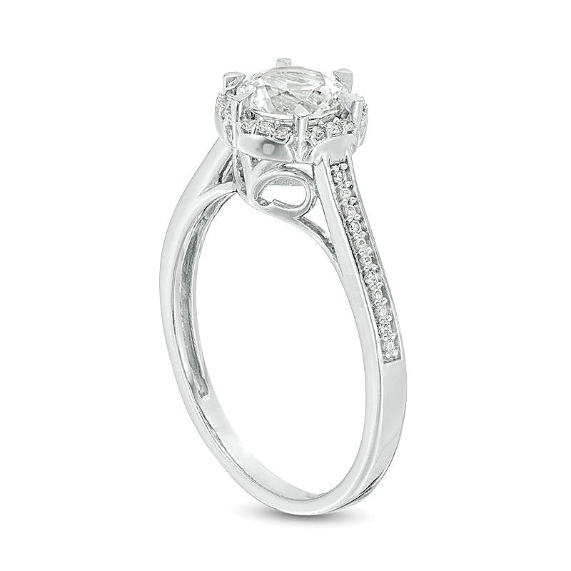 6,0mm Labor-Saphir weiß und 0,1 ct. Gesamtgewicht Diamant Halo Verlobungsring in 10K Weißgold