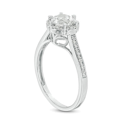 6,0mm Labor-Saphir weiß und 0,1 ct. Gesamtgewicht Diamant Halo Verlobungsring in 10K Weißgold