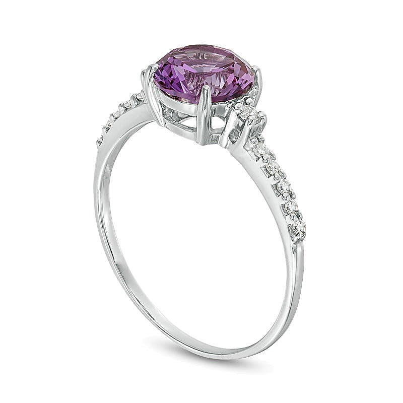 7,0mm Alexandrit und 0,13 ct. Gesamtgewicht Diamant Solitär mit seitlichem Besatz in 10K Weißgold