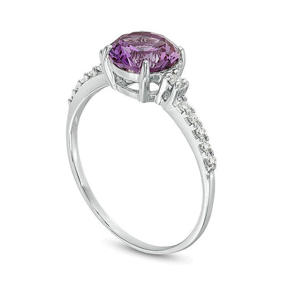 7,0mm Alexandrit und 0,13 ct. Gesamtgewicht Diamant Solitär mit seitlichem Besatz in 10K Weißgold