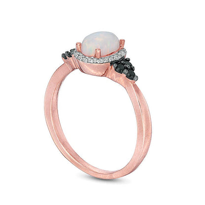 Ring mit ovalem im Labor erzeugtem Opal und behandeltem schwarzem und weißem Diamant 0,17 ct. Gesamtgewicht im Halo in 10K Roségold