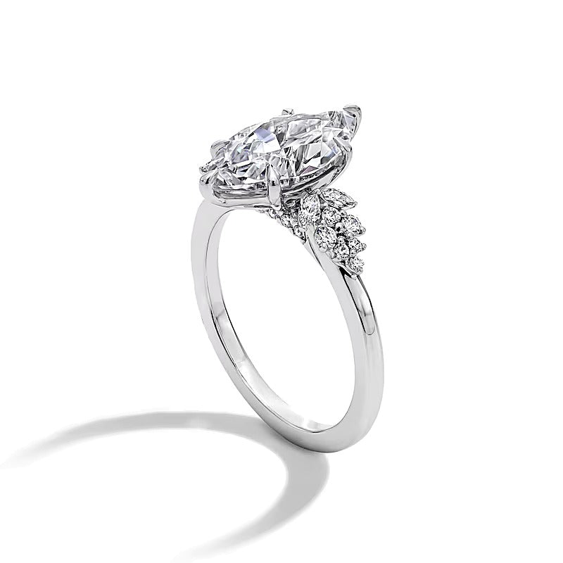 3.33 ct. Gesamtgewicht Verlobungsring mit Labordiamant im Marquise-Schliff und seitlichem Besatz in 14K Weißgold (F/VS2)