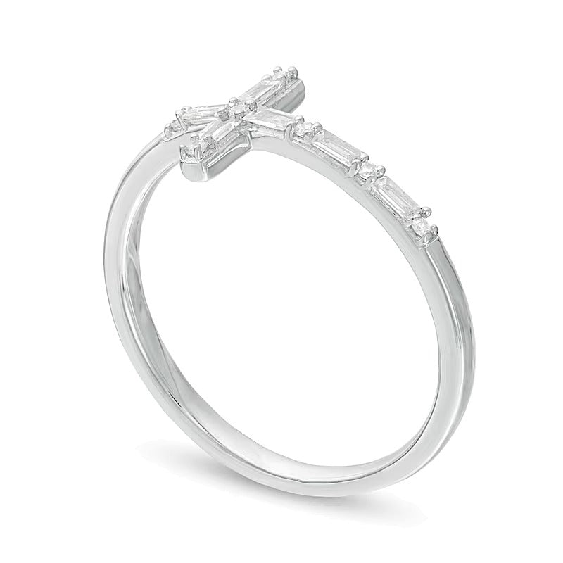 0,17 ct. Gesamtgewicht Ring mit Diamanten im Baguette- und Rundschliff, seitliches Kreuz, aus 10K Weißgold