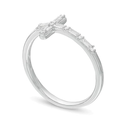 0,17 ct. Gesamtgewicht Ring mit Diamanten im Baguette- und Rundschliff, seitliches Kreuz, aus 10K Weißgold