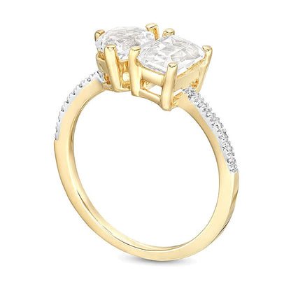 Ring mit weißem Labor-Saphir in Herz- und Smaragdschliff und 0,07 ct. Gesamtgewicht Diamant in 10K Gelbgold