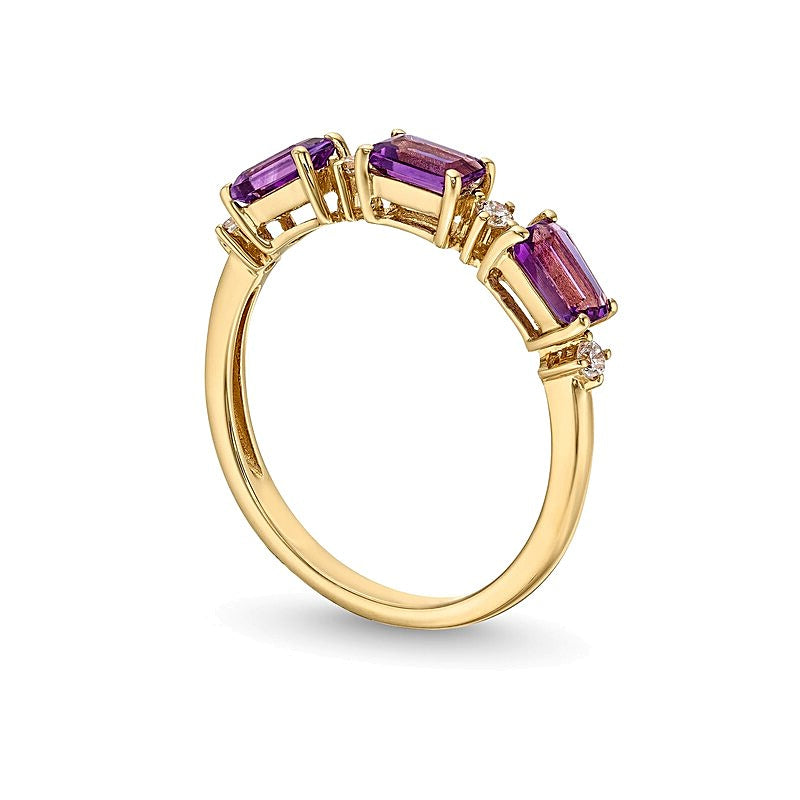 Dreistein-Ring mit quer gesetztem Amethyst im Smaragdschliff und Diamanten 0,07 ct. Gesamtgewicht in 10K Gelbgold