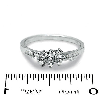 Freundschaftsring mit Diamanten 0,07 ct. Gesamtgewicht in Marquise-, Rund- und Baguette-Schliff in 10K Weißgold