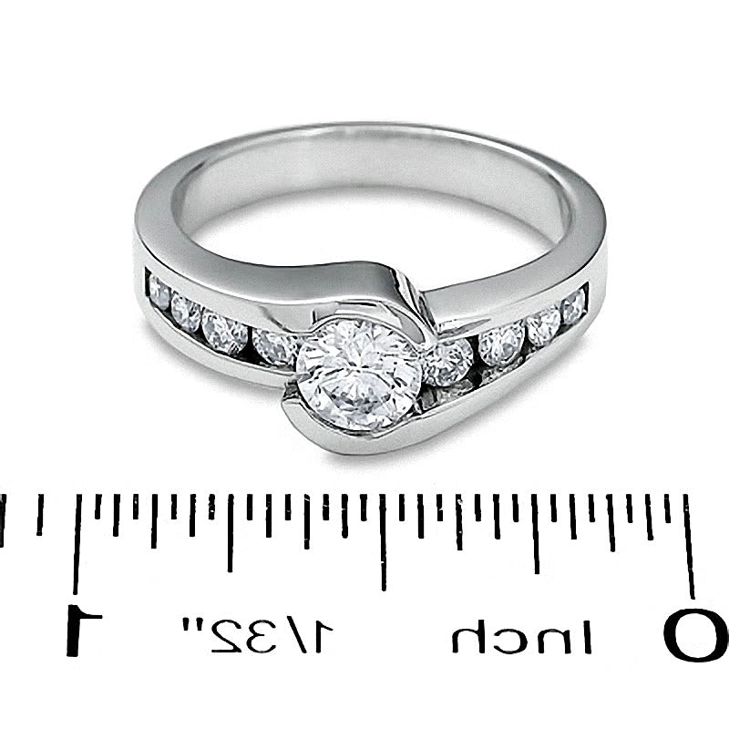 Verlobungsring Solitär mit seitlichem Besatz mit weißen Diamanten im Rundschliff in 14K Weißgold