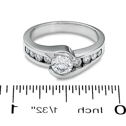 Verlobungsring Solitär mit seitlichem Besatz mit weißen Diamanten im Rundschliff in 14K Weißgold