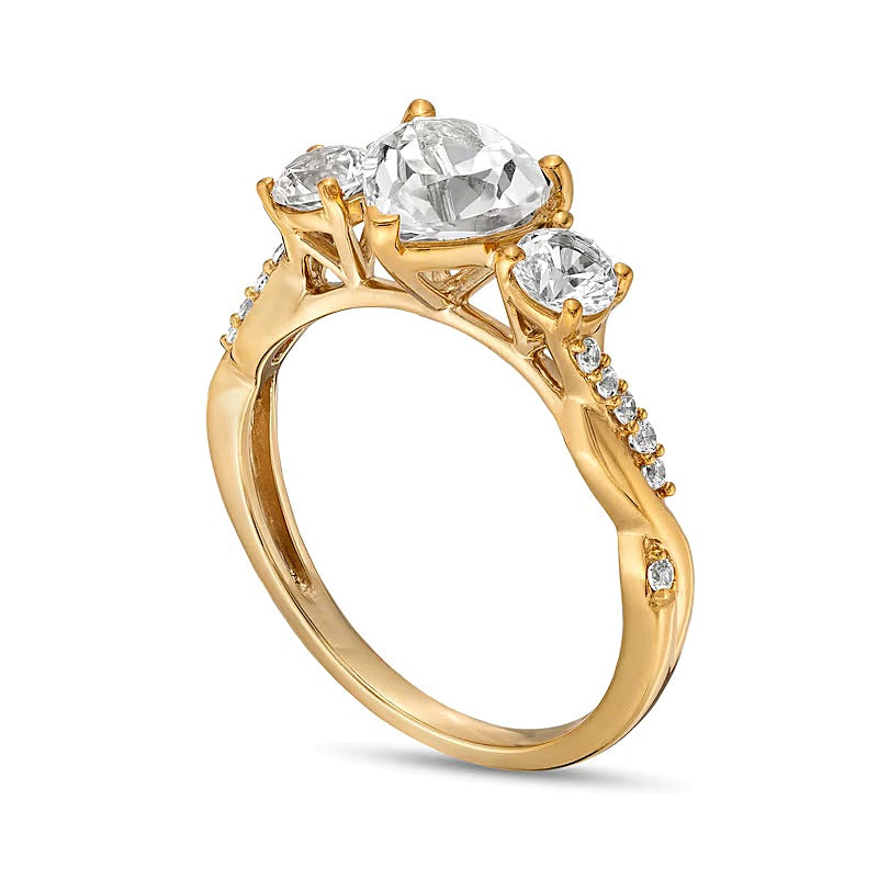 Dreistein-Verlobungsring mit herzförmigem weißem Labor-Saphir und 0,1 ct. Gesamtgewicht Diamanten in 10K Gelbgold
