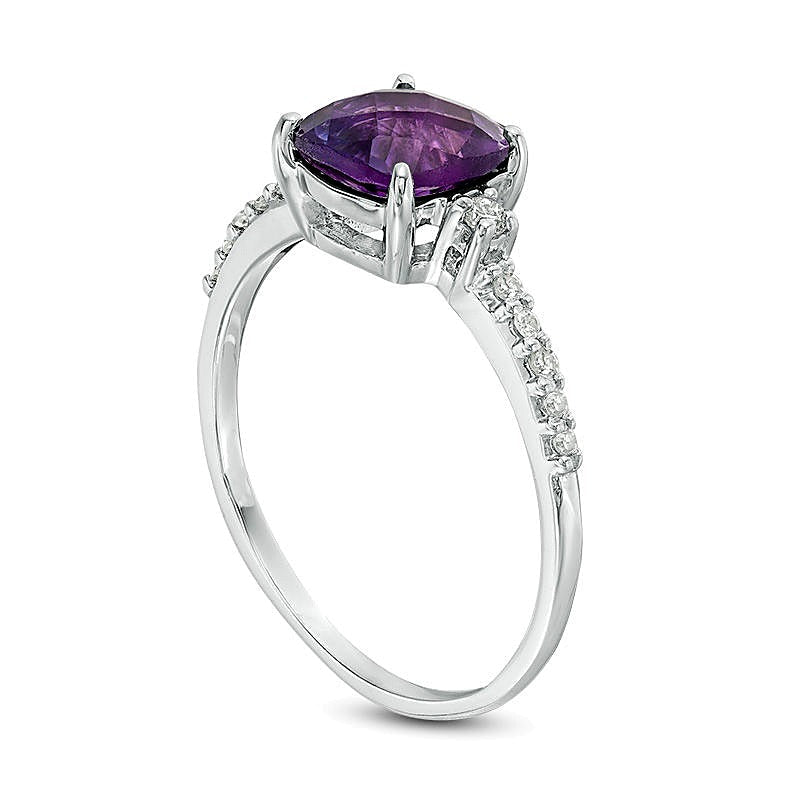 7,0 mm Amethyst im Kissenschliff und 0,13 ct. Gesamtgewicht Diamant Solitär mit seitlichem Besatz in 10K Weißgold