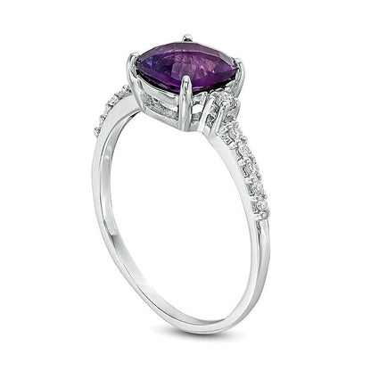 7,0 mm Amethyst im Kissenschliff und 0,13 ct. Gesamtgewicht Diamant Solitär mit seitlichem Besatz in 10K Weißgold