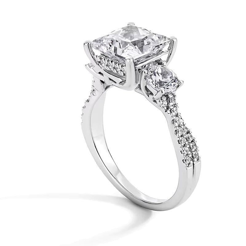 4.0 ct. Gesamtgewicht Dreistein-Verlobungsring mit Labordiamanten im Princess- und Rundschliff in Platin (F/SI2)