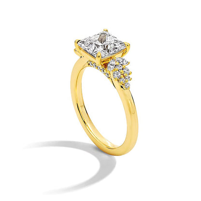 2,33 ct. Gesamtgewicht Solitär mit seitlichem Besatz mit Labordiamanten im Princess- und Marquise-Schliff in 14K Gelbgold (F/VS2)