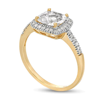 Halo-Ring mit weißem Labor-Saphir im Kissenschliff 7,0 mm und Diamanten 0,2 ct. Gesamtgewicht in 10K Gelbgold