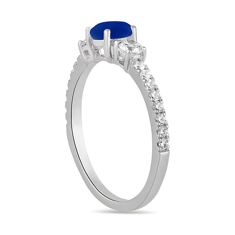 5,0 mm blauer Saphir und Labordiamant 0,38 ct. Gesamtgewicht Dreistein-Ring aus 14K Weißgold