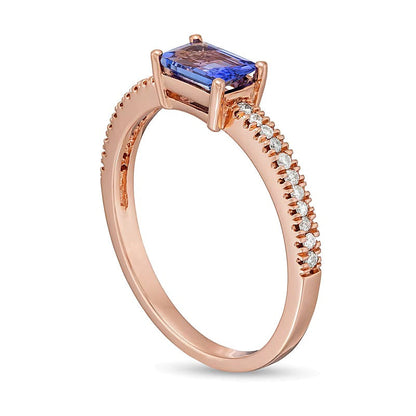 Solitär mit seitlichem Besatz mit Tansanit im Smaragdschliff und 0,1 ct. Gesamtgewicht Diamanten in 14K Roségold