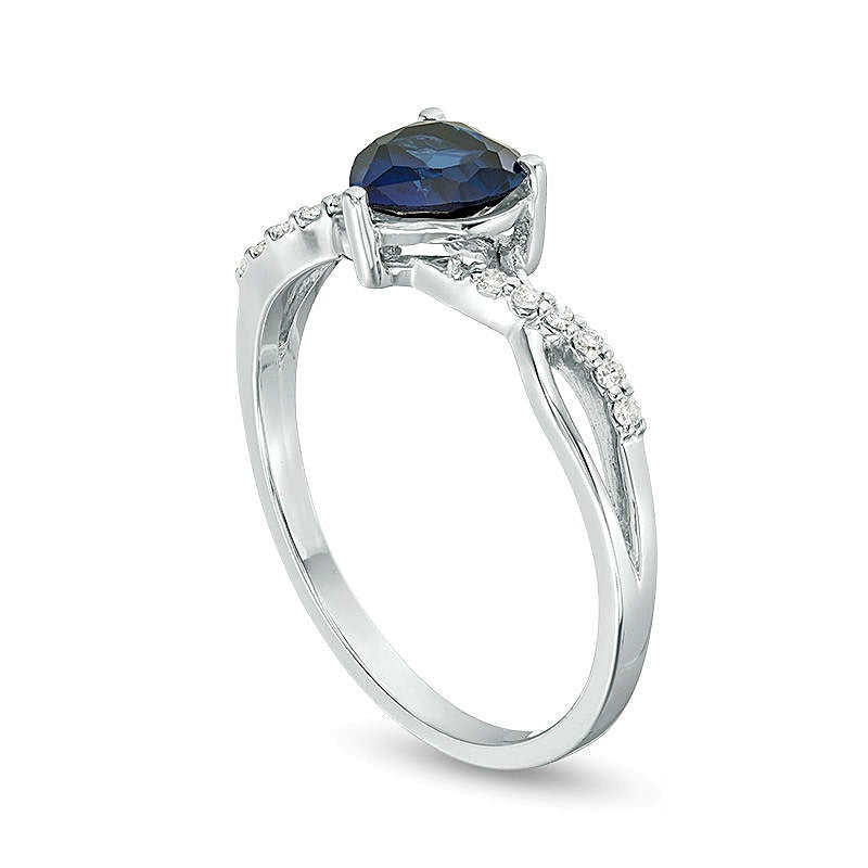 Ring mit herzförmigem, im Labor gezüchtetem blauem Saphir 6,0 mm und Diamanten 0,05 ct. Gesamtgewicht in 10K Weißgold