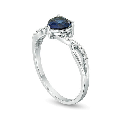 Ring mit herzförmigem, im Labor gezüchtetem blauem Saphir 6,0 mm und Diamanten 0,05 ct. Gesamtgewicht in 10K Weißgold